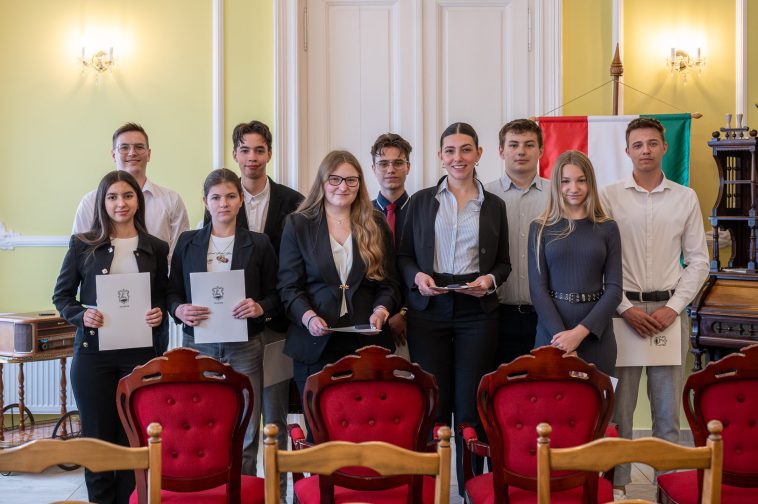 A Szarvasi Városi Diáktanács azon tagjai, akik a 2025. május 22-i testületi ülésen átvették megbízóleveleiket.