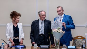 A város nevében dr. Kovács Bélának és feleségének köszönte meg 55 éves szolgálatát Hodálik Pál polgármester.