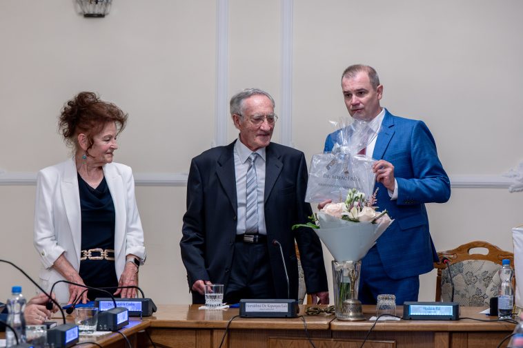 A város nevében dr. Kovács Bélának és feleségének köszönte meg 55 éves szolgálatát Hodálik Pál polgármester.