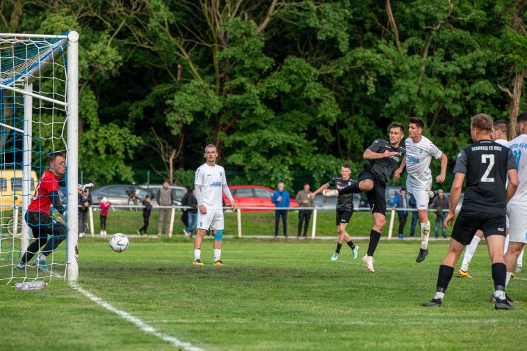 Furár Róbert a mérkőzés 4. gólját lövi Szarvasi FC 1905 Orosházi MTK-ULE 1913 ellen vívott mérkőzésének a 85. percében.