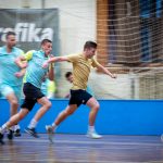 Az első félidőben jól tartotta magát a Gold a Pro Gym ellenében. A képen Szécsi Rajmond (Pro Gym) és Moleri Roberto (FC Gold) versenye a labdáért.