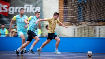Az első félidőben jól tartotta magát a Gold a Pro Gym ellenében. A képen Szécsi Rajmond (Pro Gym) és Moleri Roberto (FC Gold) versenye a labdáért.