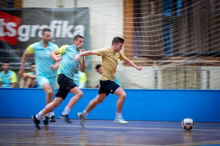 Az első félidőben jól tartotta magát a Gold a Pro Gym ellenében. A képen Szécsi Rajmond (Pro Gym) és Moleri Roberto (FC Gold) versenye a labdáért.