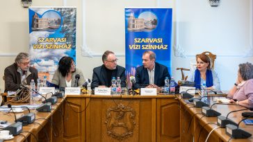 Seregi Zoltán, a Jókai Színház igazgatója, dr. Szabó Károlyné, a Magyar Teátrumi Társaság ügyvezetője, Fekete Péter, a Fővárosi Nagycirkusz főigazgatója, Hodálik Pál Szarvas város polgármestere, dr. Dósa Zsuzsa a Cervinus Teátrum igazgatója a május 20-i sajtótájékoztatón.
