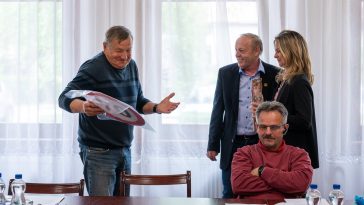Molnár József polgármester és Lénártné dr. Belicza Györgyi köszöntötte Czesznak János képviselőt 70. születésnapja alkalmából.