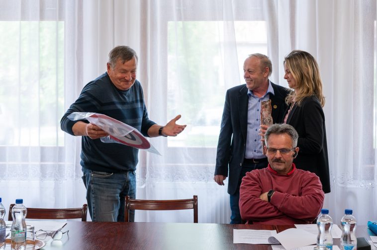 Molnár József polgármester és Lénártné dr. Belicza Györgyi köszöntötte Czesznak János képviselőt 70. születésnapja alkalmából.