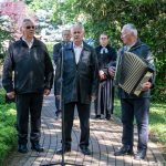 A Csabacsűdi Hagyományőrző Népdalkör és Citera Zenekar tagjai, Lipták András, Simon György és Major József katonadalokat adtak elő. A háttérben Molnár József polgármester és Magyar-Paulik Enikő evangélikus lelkész áll.