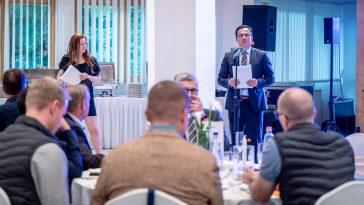 Steinmacher László, a Betamag-Trade Kft. ügyvezetője a jubileumi rendezvényen köszönti a vendégeket.