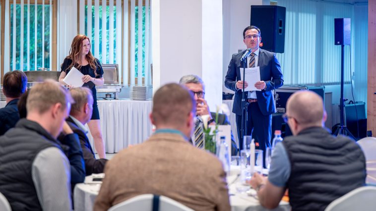 Steinmacher László, a Betamag-Trade Kft. ügyvezetője a jubileumi rendezvényen köszönti a vendégeket.