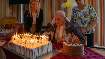 A 106 gyertya elfújására készül Papp Laci bácsi.