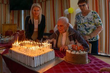 A 106 gyertya elfújására készül Papp Laci bácsi.