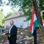 A kidőlt turulszobor helyére Major Attila ötletére bátyja, Major Imre kőfaragó mester munkáját dicsérő hófehér kettős kereszt került.