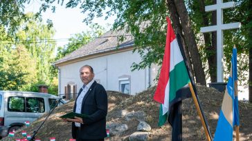 A kidőlt turulszobor helyére Major Attila ötletére bátyja, Major Imre kőfaragó mester munkáját dicsérő hófehér kettős kereszt került.