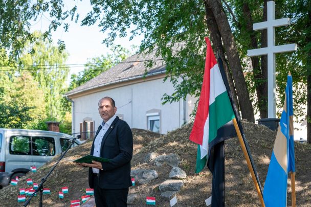 A kidőlt turulszobor helyére Major Attila ötletére bátyja, Major Imre kőfaragó mester munkáját dicsérő hófehér kettős kereszt került.