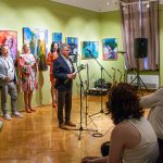 Korbely István 45 éves életműkiállításán. Mögötte Szuromi Zoltán és St. Martin zenészek, Rák Kati színművész, Havas Csilla galériatulajdonos.