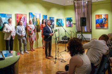 Korbely István 45 éves életműkiállításán. Mögötte Szuromi Zoltán és St. Martin zenészek, Rák Kati színművész, Havas Csilla galériatulajdonos.