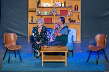 Marjai Virág (Maureen) és Hajdú Steve (Joe) Jon Lonoff Centiről centire című vígjátékának 2025. június 14-i előadásán a Szarvasi Vízi Színházban.