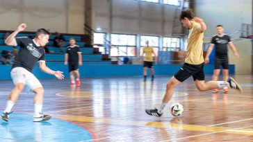 Az FC Gold fordított, még élnek az elődöntős reményei. A képen Nguyen Martin (fekete-fehérben, Nagyrét Farm) és Lénárt Ferenc (jobbról, FC Gold).