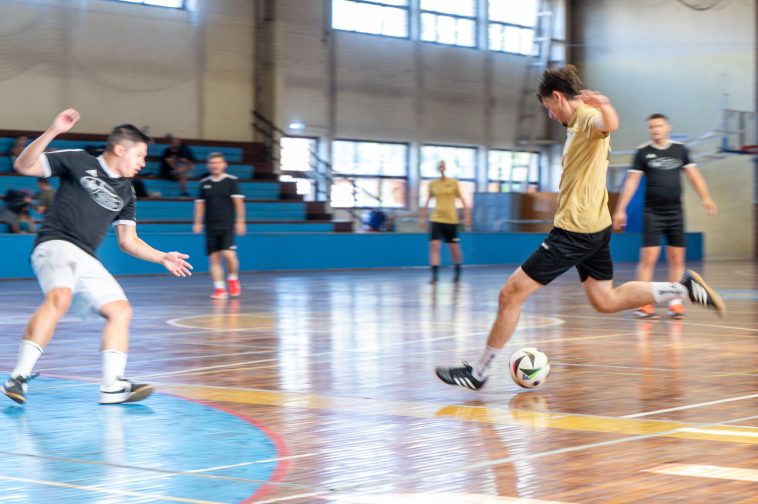 Az FC Gold fordított, még élnek az elődöntős reményei. A képen Nguyen Martin (fekete-fehérben, Nagyrét Farm) és Lénárt Ferenc (jobbról, FC Gold).
