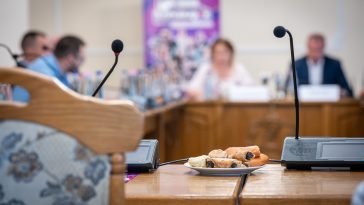 A 27. Szarvasi Szilvanapok programtervezetéről Hodálik Pál polgármester és dr. Dósa Zsuzsa, a Cervinus Teátrum igazgatója sajtótájékoztatón számolt be 2025. június 17-én.