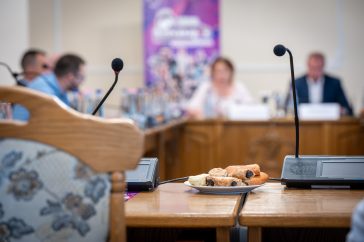 A 27. Szarvasi Szilvanapok programtervezetéről Hodálik Pál polgármester és dr. Dósa Zsuzsa, a Cervinus Teátrum igazgatója sajtótájékoztatón számolt be 2025. június 17-én.