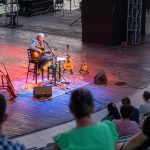 Rátóti Zoltán Kossuth- és Jászai Mari-díjas, érdemes és kiváló színművész „RZ 64” címmel adott koncertet a Szarvasi Vízi Színházban.