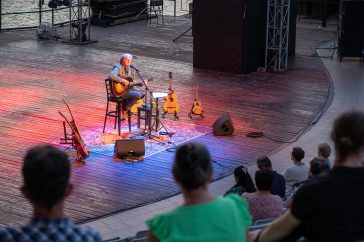 Rátóti Zoltán Kossuth- és Jászai Mari-díjas, érdemes és kiváló színművész „RZ 64” címmel adott koncertet a Szarvasi Vízi Színházban.