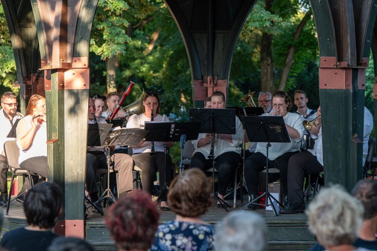 A Kis esti zene 2025-ös sorozatát a Szarvasi Rezesbanda nyitotta péntek este.