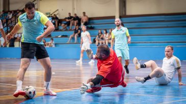 Olasz István (Pro Gym) lövését védi Maural Károly (Gallicoop).