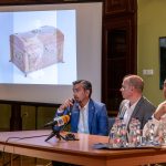 A Sisi-kiállítás sajtótájékoztatójátt június 23-án, hétfőn délelőtt tartották. A képen dr. Ujváry Tamás, a Gödöllői Királyi Kastély ügyvezető igazgatója, Hodálik Pál Szarvas város polgármestere és Szarka József, a Tessedik Sámuel Múzeum megbízott igazgatója, a kivetítőn Sisi kincsesládáján áttűnő alakja látható.