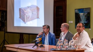 A Sisi-kiállítás sajtótájékoztatójátt június 23-án, hétfőn délelőtt tartották. A képen dr. Ujváry Tamás, a Gödöllői Királyi Kastély ügyvezető igazgatója, Hodálik Pál Szarvas város polgármestere és Szarka József, a Tessedik Sámuel Múzeum megbízott igazgatója, a kivetítőn Sisi kincsesládáján áttűnő alakja látható.