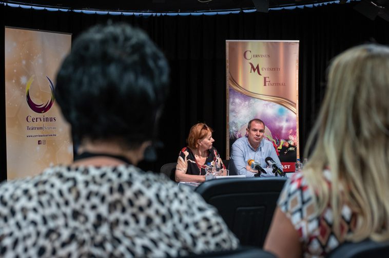 A Cervinus Művészeti Fesztivál 2025 sajtótájékoztatóját dr. Dósa Zsuzsa, a Cervinus Teátrum igazgatója és Hodálik Pál, Szarvas város polgármestere tartotta.
