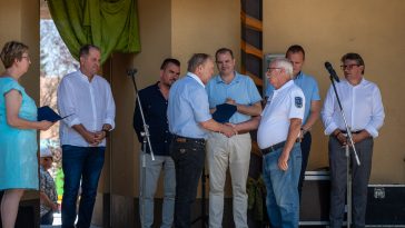 A 25 éve alakult csabacsűdi polgárőrség nevében annak vezetője, Szloszjár János vett át elismerést.
