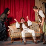 Nyári Beáta, Király Adrián és Boronyák Gergely Csehov Medvéjében a Cervinus Művészeti Fesztivál 2025 második játéknapján.