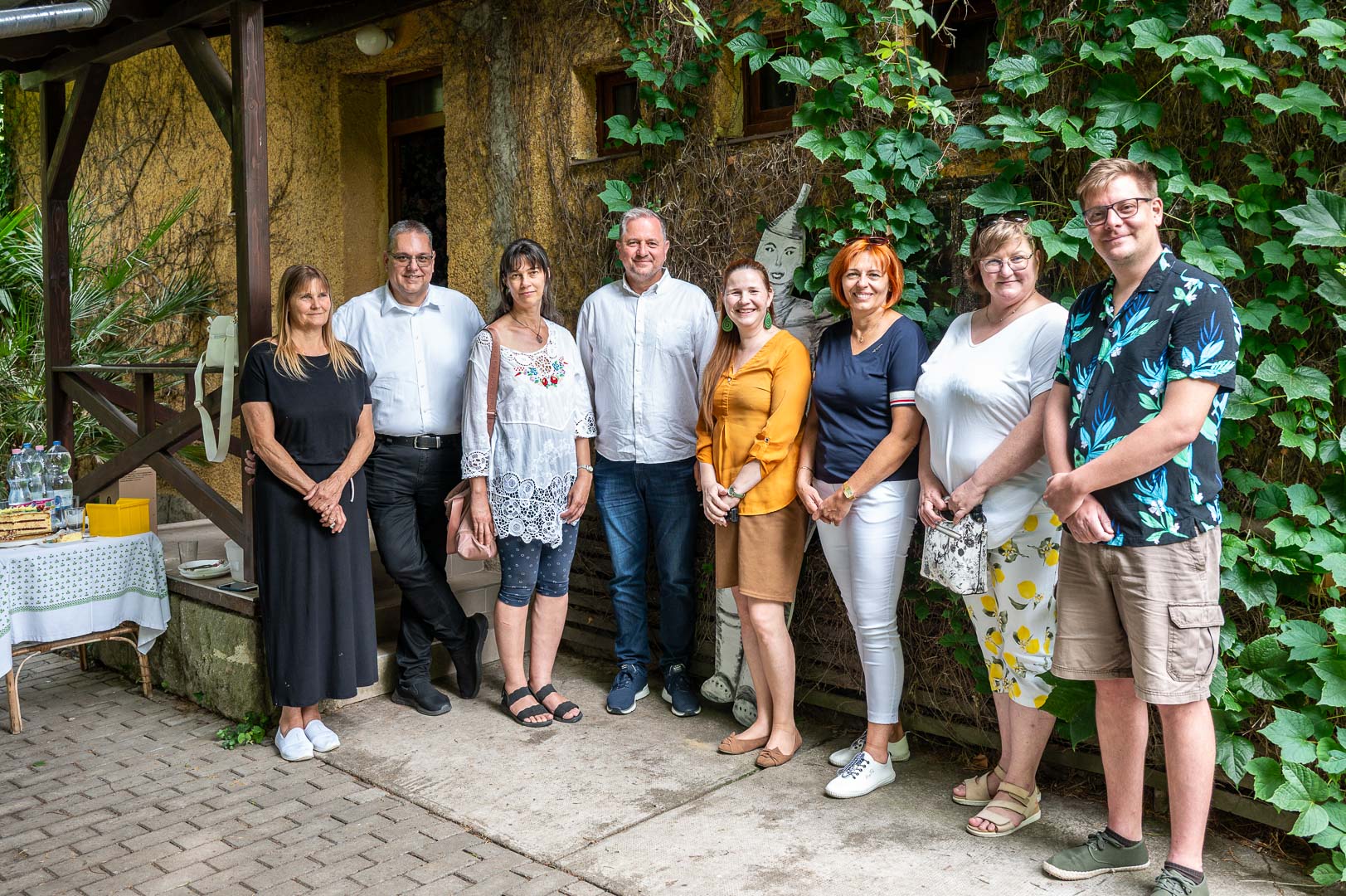 Az első csapat és a szervezők az Óz, a csodák csodája sajtónyilvános bemutatóján.
