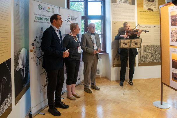 Szarvason tartotta nyári táborát és ehhez kapcsolódóan éves tárlatát a Kárpát-medencei Magyar Fotográfiai Társaság.