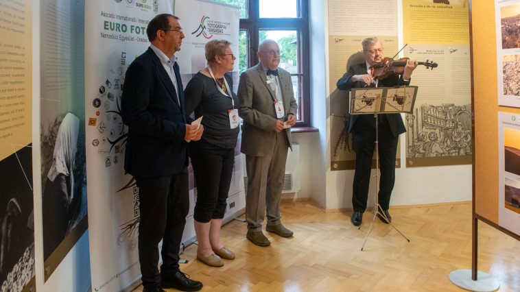 Szarvason tartotta nyári táborát és ehhez kapcsolódóan éves tárlatát a Kárpát-medencei Magyar Fotográfiai Társaság.