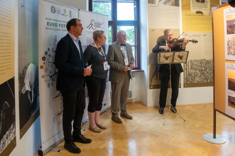 Szarvason tartotta nyári táborát és ehhez kapcsolódóan éves tárlatát a Kárpát-medencei Magyar Fotográfiai Társaság.