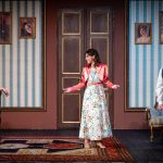 Komáromi Anett, Sinkó Réka és Szemán Béla a Holdvilágos éjszakán című vidám kabaré egy jelenetében.