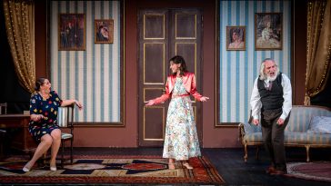 Komáromi Anett, Sinkó Réka és Szemán Béla a Holdvilágos éjszakán című vidám kabaré egy jelenetében.