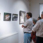 Látogatók Baráth Nóra kiállításának megnyitóján.