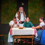 Olej Tamás szerepében Szemán Béla, és három lánya, Enyingi Zsófia Sinkó Réka és Harcsa Boglárka a Cervinus Művészeti Fesztivál 2025-ön.