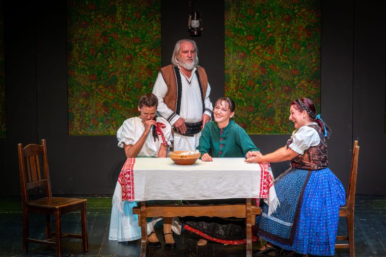 Olej Tamás szerepében Szemán Béla, és három lánya, Enyingi Zsófia Sinkó Réka és Harcsa Boglárka a Cervinus Művészeti Fesztivál 2025-ön.