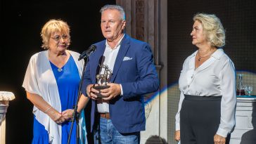 Závogyán Judit, a Szarvasért Alapítvány elnöke, dr. Melis János, Szarvas város nyugalmazott címzetes főjegyzője és Petneházi Andrea kuratóriumi tag a 2025. július 23-i átadón.