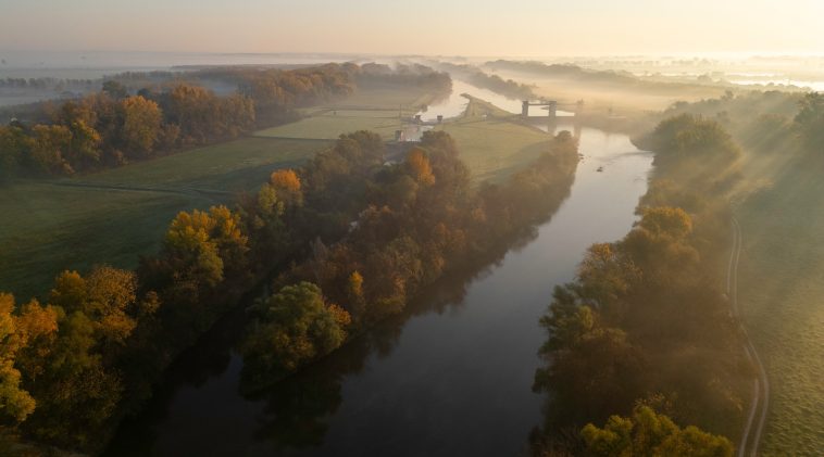 Lustyik Gábor felajánlásban szereplő "Hajnalhomály" című fotója a hajnali duzzasztó árteréről.