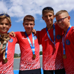 A Kajak-kenu Club Szarvas aranyérmes MK4-es egysége, Bajusz Bende, Szilágyi László, Boros Kende, Bracsok Balázs kabalakutyájukkal. Edzőjük: Krajcsovicz Magdolna.