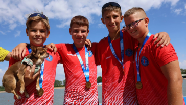 A Kajak-kenu Club Szarvas aranyérmes MK4-es egysége, Bajusz Bende, Szilágyi László, Boros Kende, Bracsok Balázs kabalakutyájukkal. Edzőjük: Krajcsovicz Magdolna.