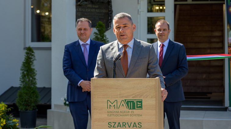 Dr. Gyuricza Csaba köszöntőt mond a MATE megújult szarvasi Tudásközpontjának átadóján 2025. április 16-án.