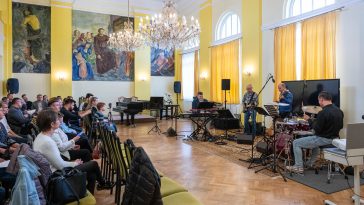 Előadást tartott a zenész kollégáknak, majd azt követően jazz koncertet adott a róla elnevezett kvartettel Almási Kornél a Fő téri Általános Iskola dísztermében 2025. május 12-én.