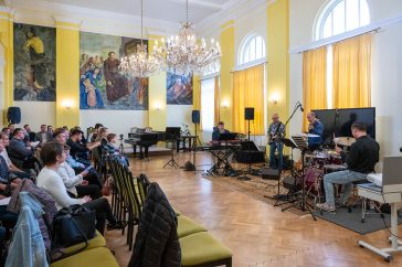 Előadást tartott a zenész kollégáknak, majd azt követően jazz koncertet adott a róla elnevezett kvartettel Almási Kornél a Fő téri Általános Iskola dísztermében 2025. május 12-én.